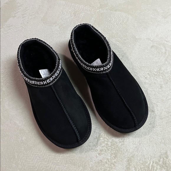 Kirkland Signature Genuine Shearling Slipper Black - Picture 2 of 2